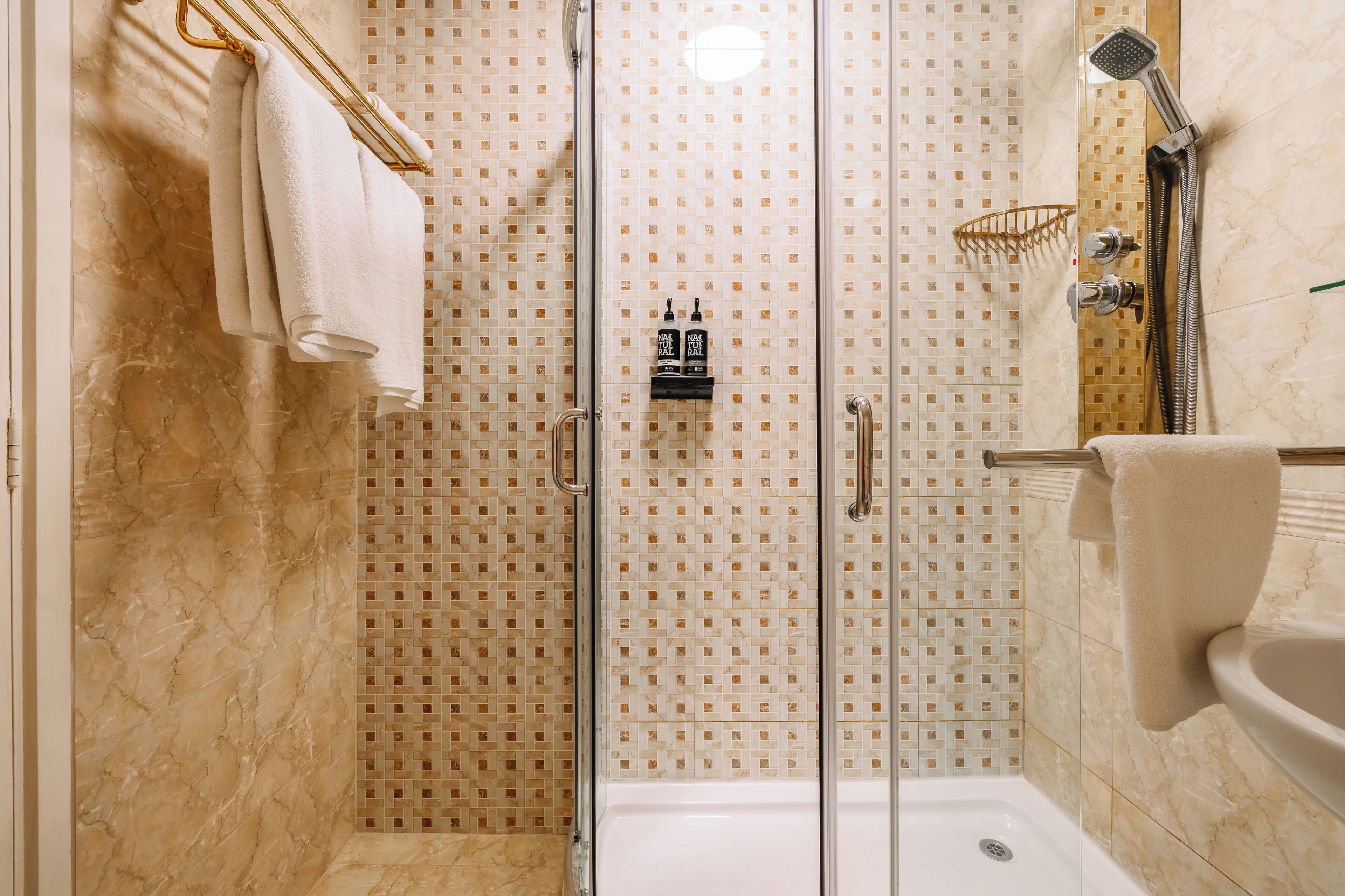 Un baño con cabina de ducha de vidrio, bañera y retrete.