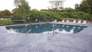 Indoor pool, seasonal outdoor pool, sun loungers