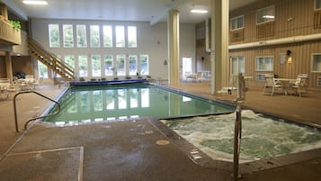 Una piscina techada, una piscina al aire libre de temporada