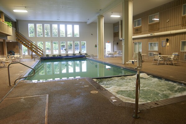 Piscine intérieure, piscine extérieure en saison, chaises longues