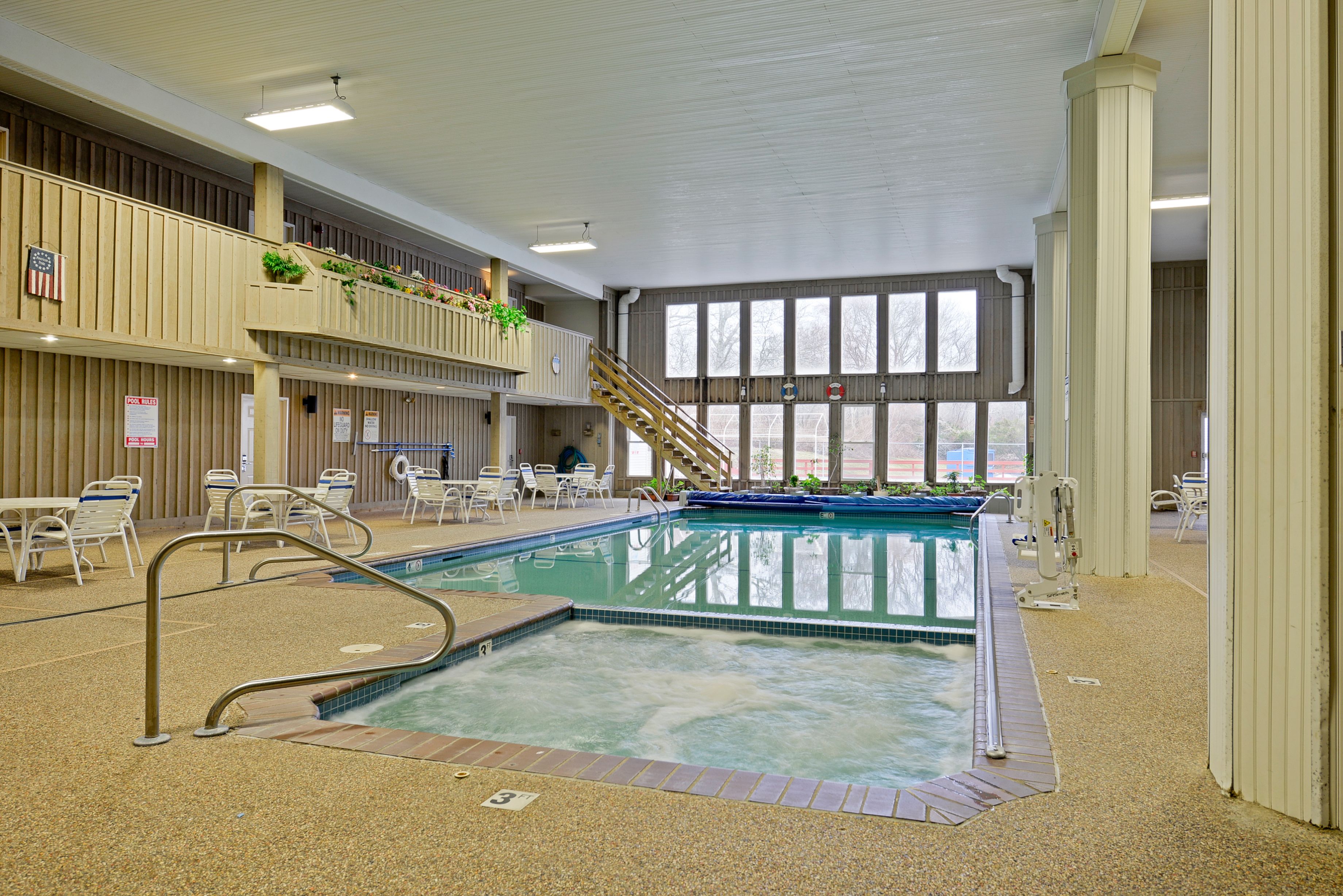 Indoor pool, seasonal outdoor pool, pool loungers