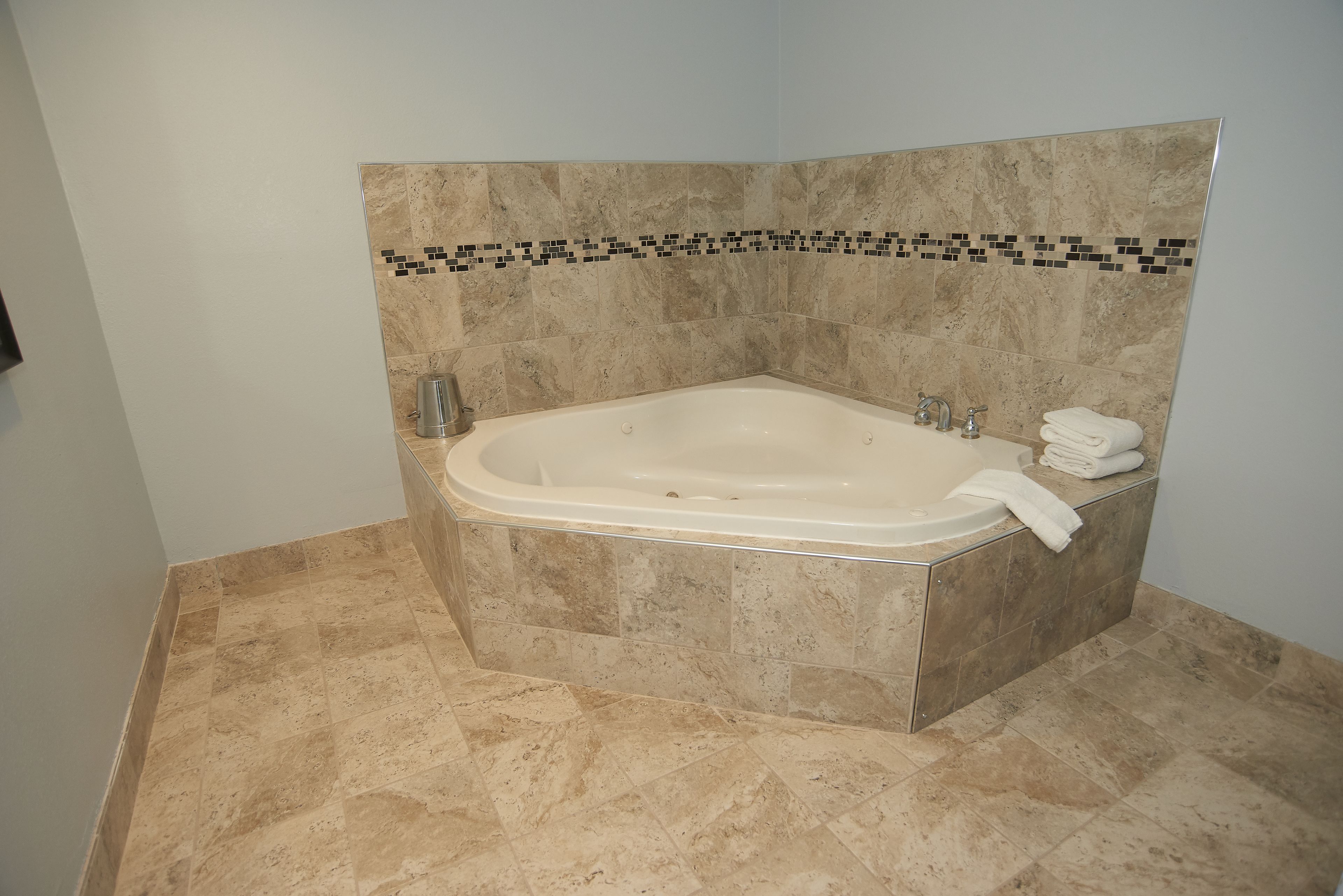 single room, 1 king bed, jetted tub | jetted bathtub