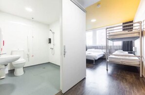 Chambre Quadruple | Salle de bain | Douche, sèche-cheveux, serviettes fournies