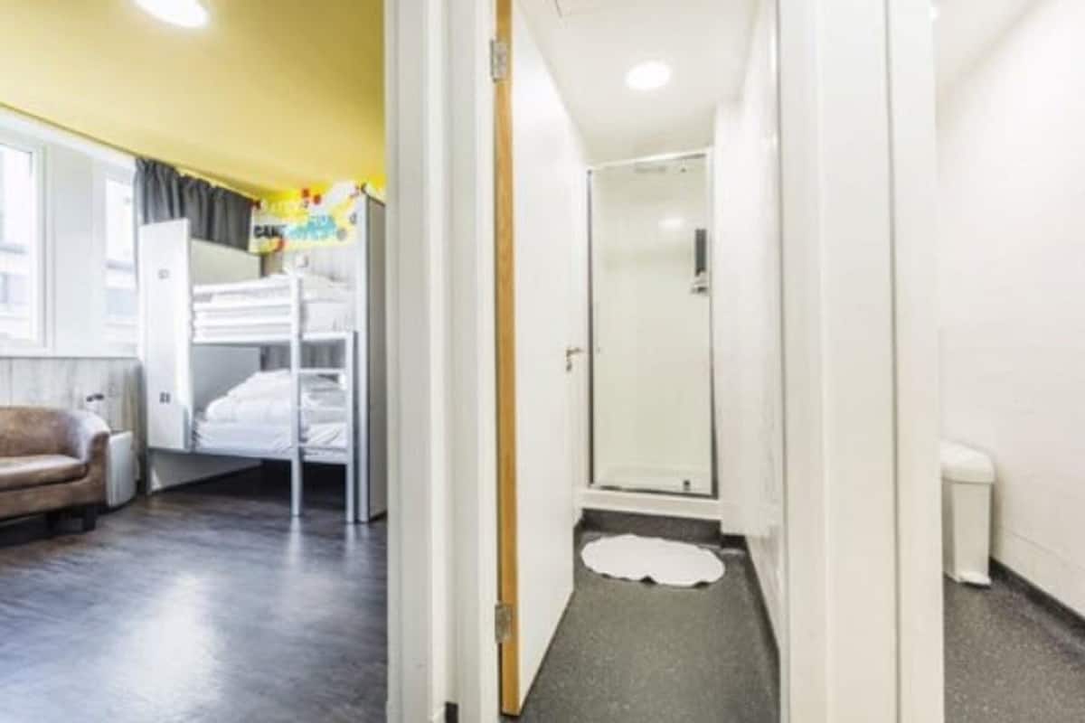 Soundproofing, free WiFi, bed sheets
