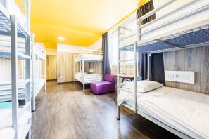 Bed in a VIP 8 bed suite | Phòng cách âm, truy cập Internet không dây miễn phí, bộ trải giường 