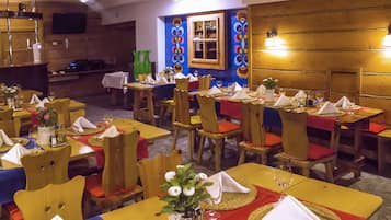 2 restaurants; breakfast, lunch, dinner and brunch served