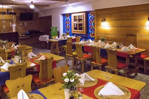 2 restaurantes: opção de café da manhã, almoço e jantar