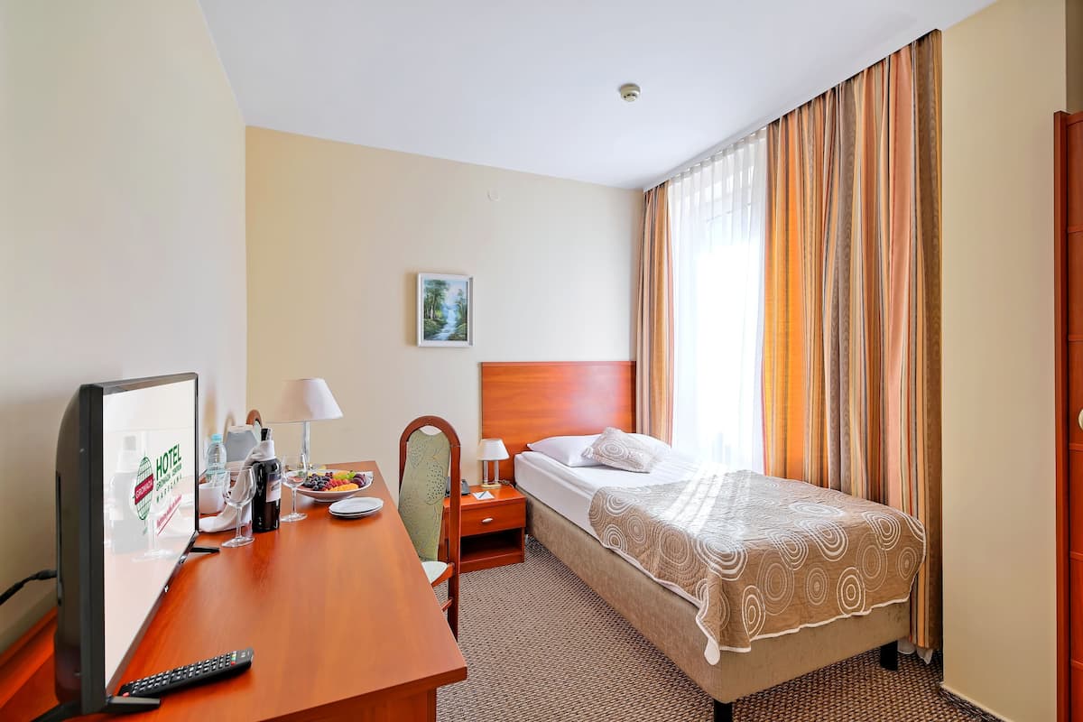 Premium bedding, pillowtop beds, desk, free WiFi