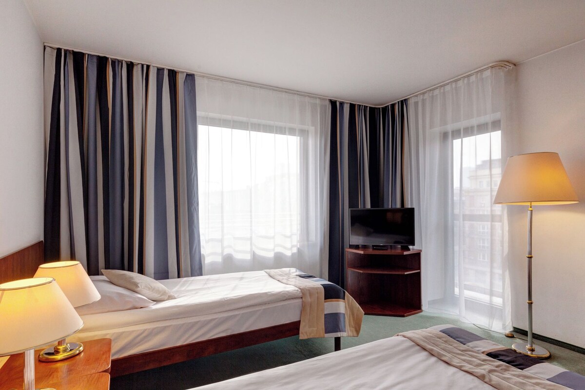 Premium bedding, pillowtop beds, desk, WiFi (free)