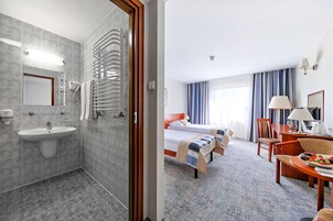 Business Twin Room | Bathroom | Free toiletries, hair dryer, towels, soap