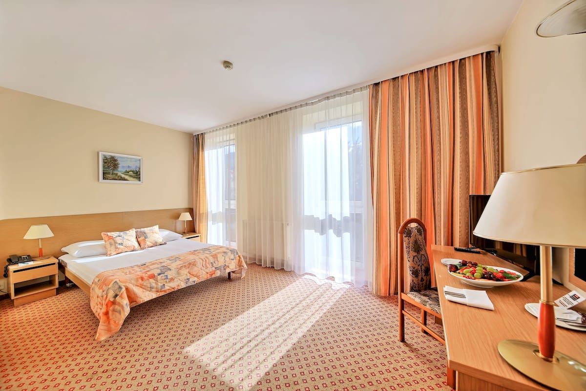 Premium bedding, pillowtop beds, desk, free WiFi