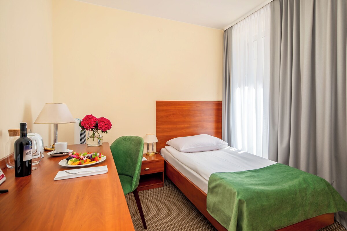 Habitación individual estándar | Ropa de cama de alta calidad y colchones con acolchado adicional
