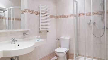 Premium Twin Room | Bathroom | Shower, free toiletries, hair dryer, towels