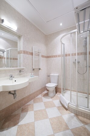 Premium Twin Room | Bathroom | Shower, free toiletries, hair dryer, towels