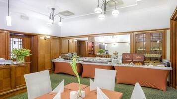 Daily buffet breakfast (PLN 55 per person)