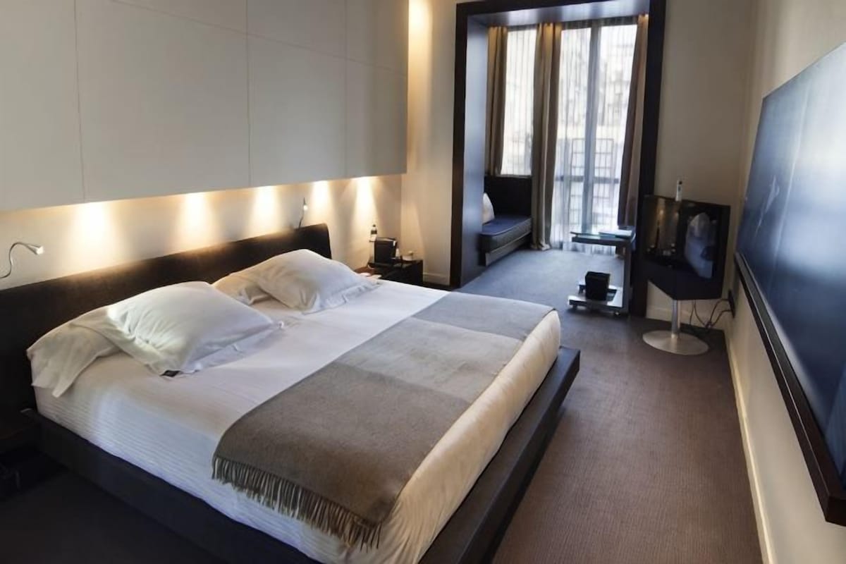 Minibar, in-room safe, soundproofing, WiFi (free)