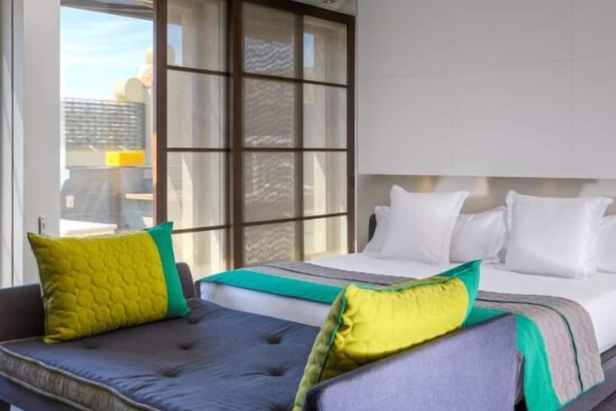 Minibar, in-room safe, soundproofing, free WiFi