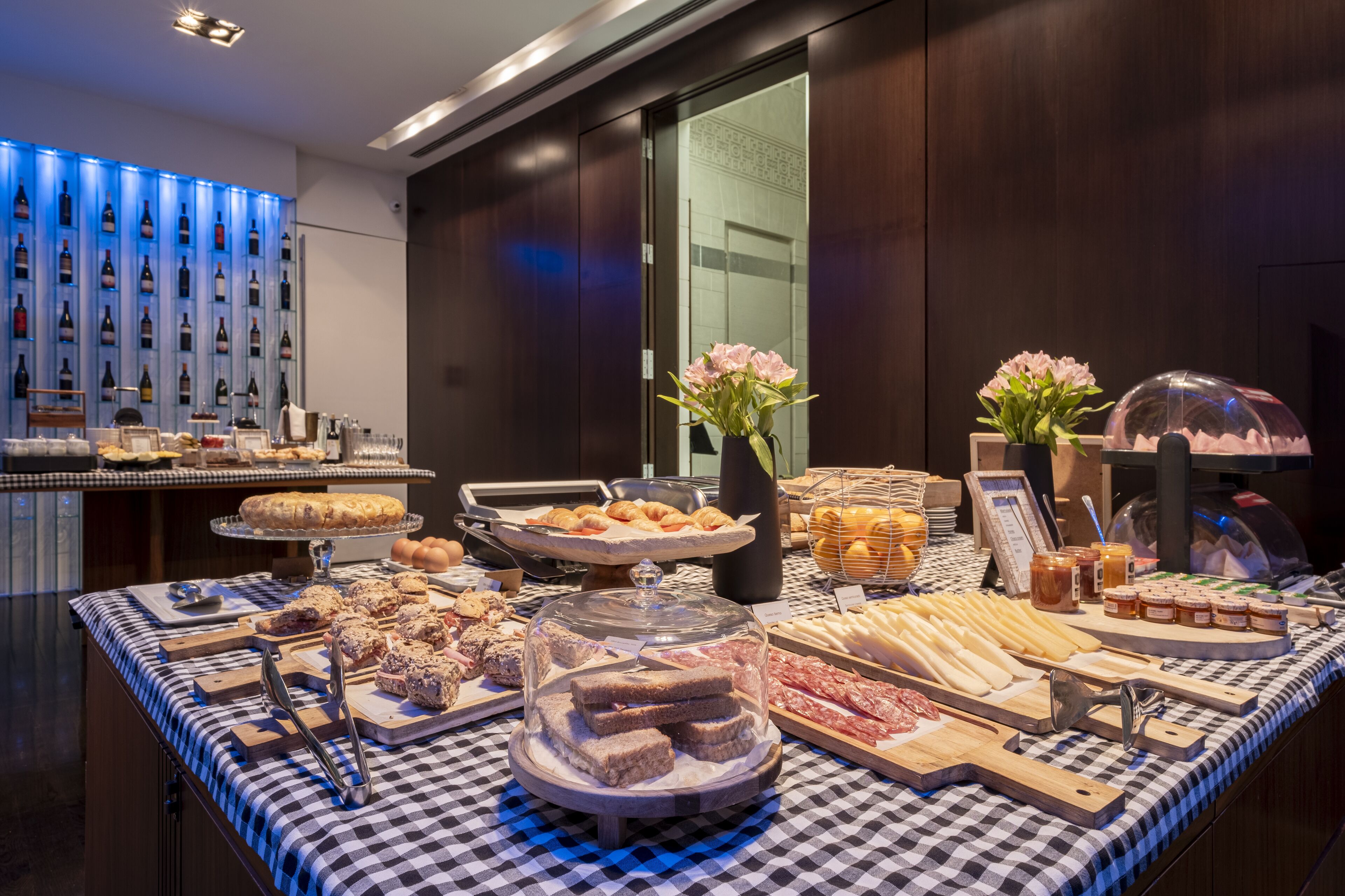 daily continental breakfast (eur 20 per person)