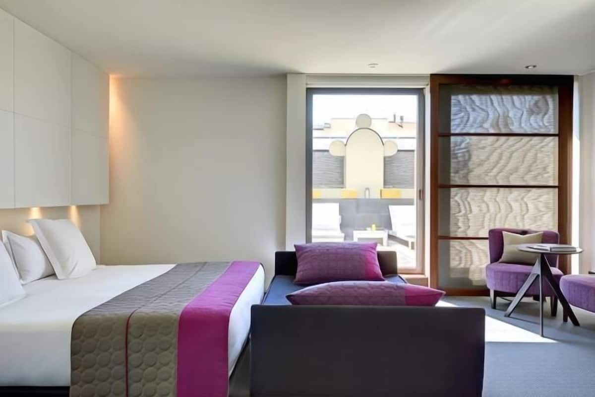 Minibar, in-room safe, soundproofing, free WiFi