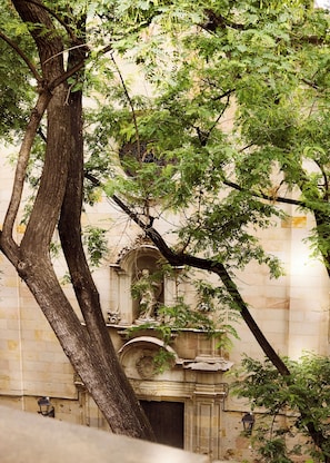 Deluxe room, Balcony | Premium bedding, minibar, in-room safe, desk