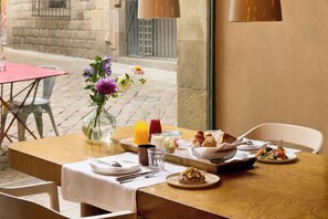 Daily full breakfast for a fee - Hotel Neri Relais & Chateaux (Barcelona)