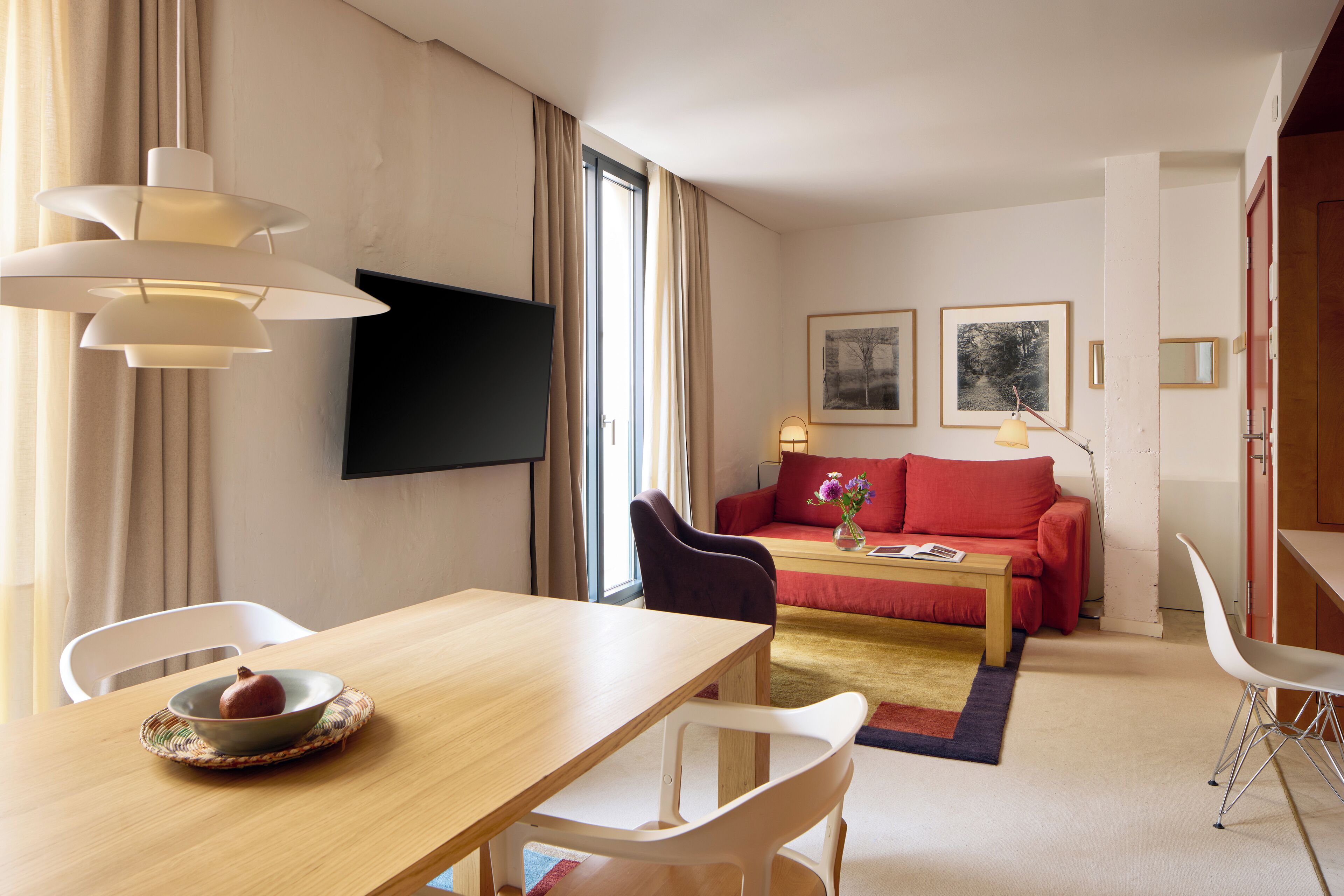 Apartment Annex Building | 거실 공간 | 위성 채널 시청이 가능한 40인치 평면 TV, TV