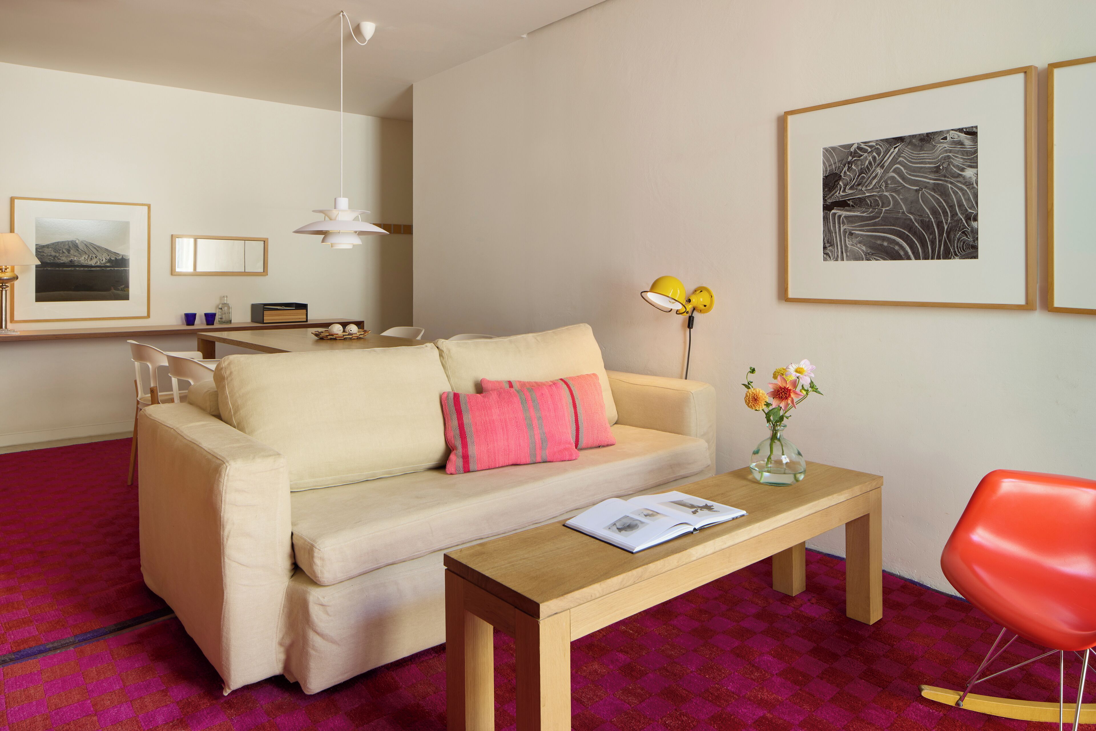 Apartment Annex Building | Área de sala de estar | Televisión de pantalla plana de 40 pulgadas con canales vía satélite 