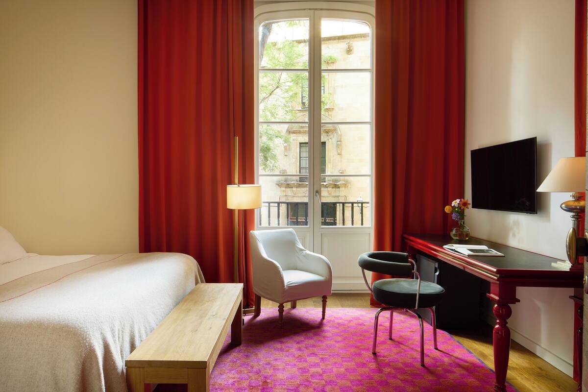 Deluxe room, Balcony | Ropa de cama de alta calidad y minibar