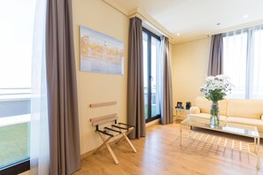 Panoramic-Suite, Terrasse | Hochwertige Bettwaren, Minibar, Zimmersafe, Schreibtisch