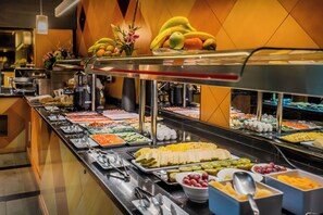 Petit déjeuner buffet (18 EUR par personne)