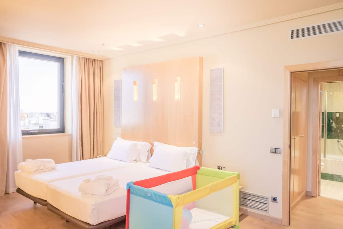 Bộ đồ giường cao cấp, minibar, két bảo mật tại phòng, bàn