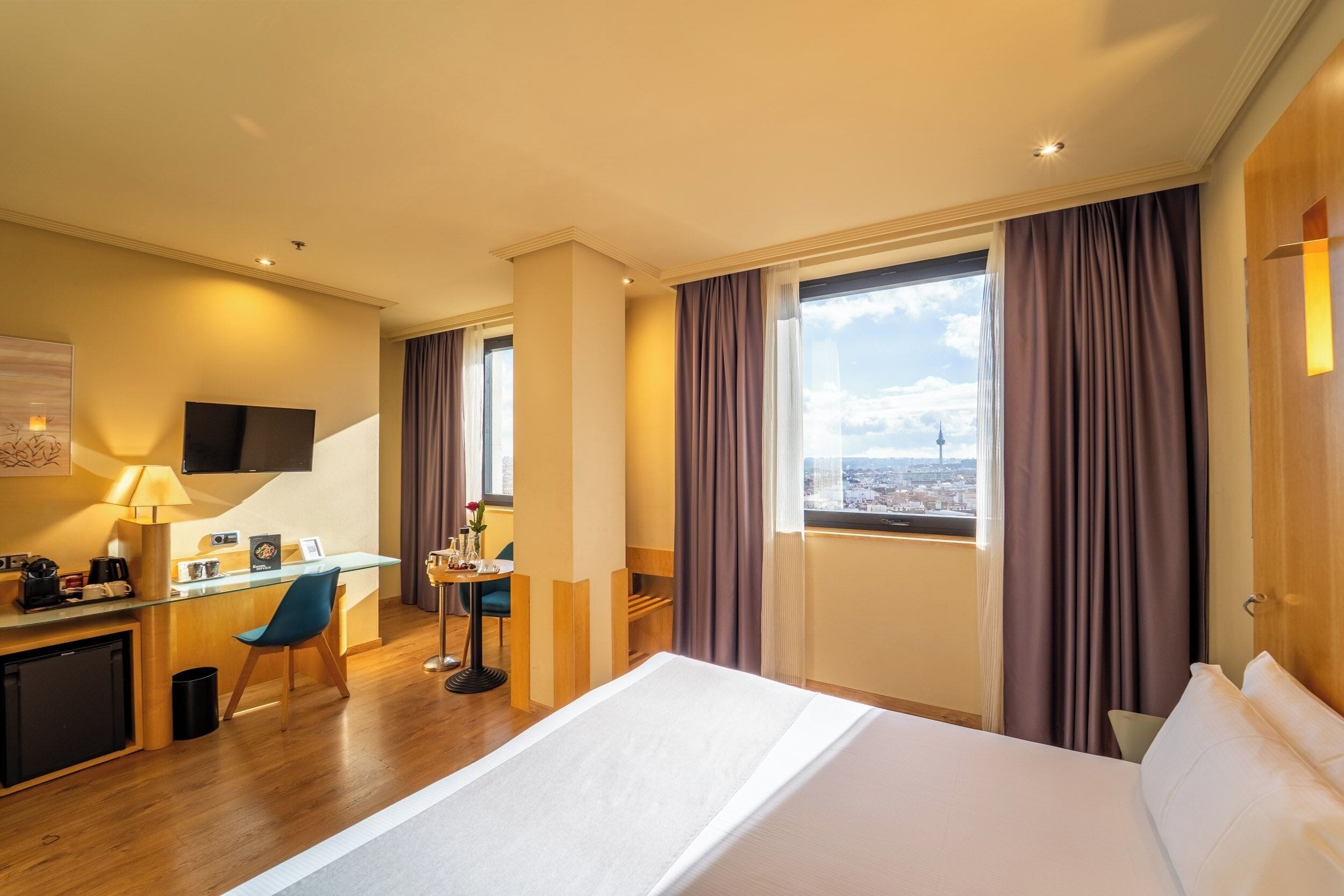 Sengetøy av topp kvalitet, minibar, safe på rommet og skrivebord