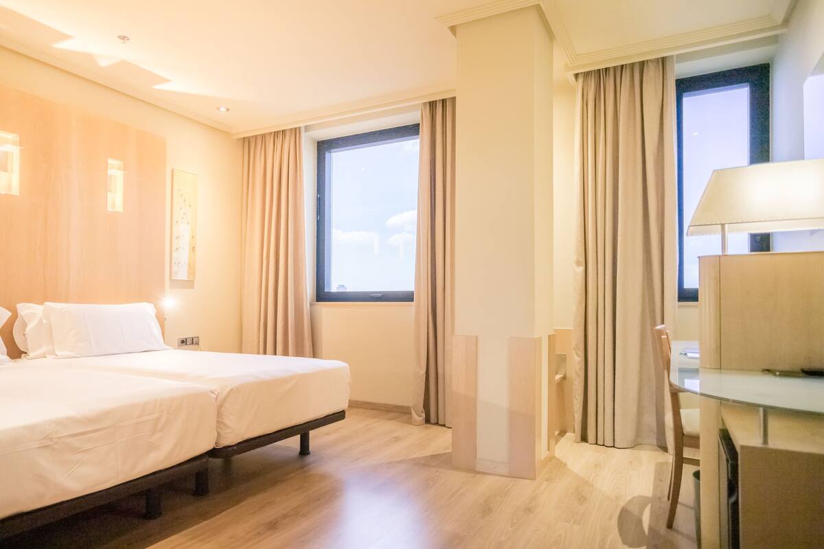 Phòng dành cho gia đình (2 adults + 2 children) | Bộ đồ giường cao cấp, minibar, két bảo mật tại phòng, bàn