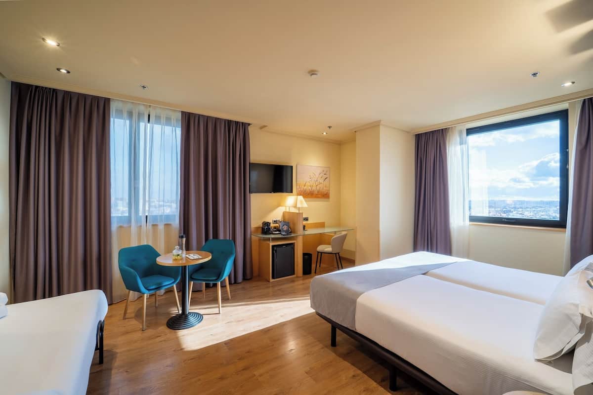Bộ đồ giường cao cấp, minibar, két bảo mật tại phòng, bàn