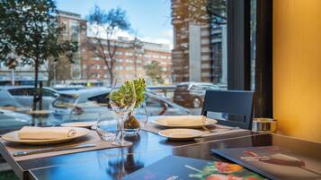 Serveert ontbijt, lunch, diner, Spaanse gerechten