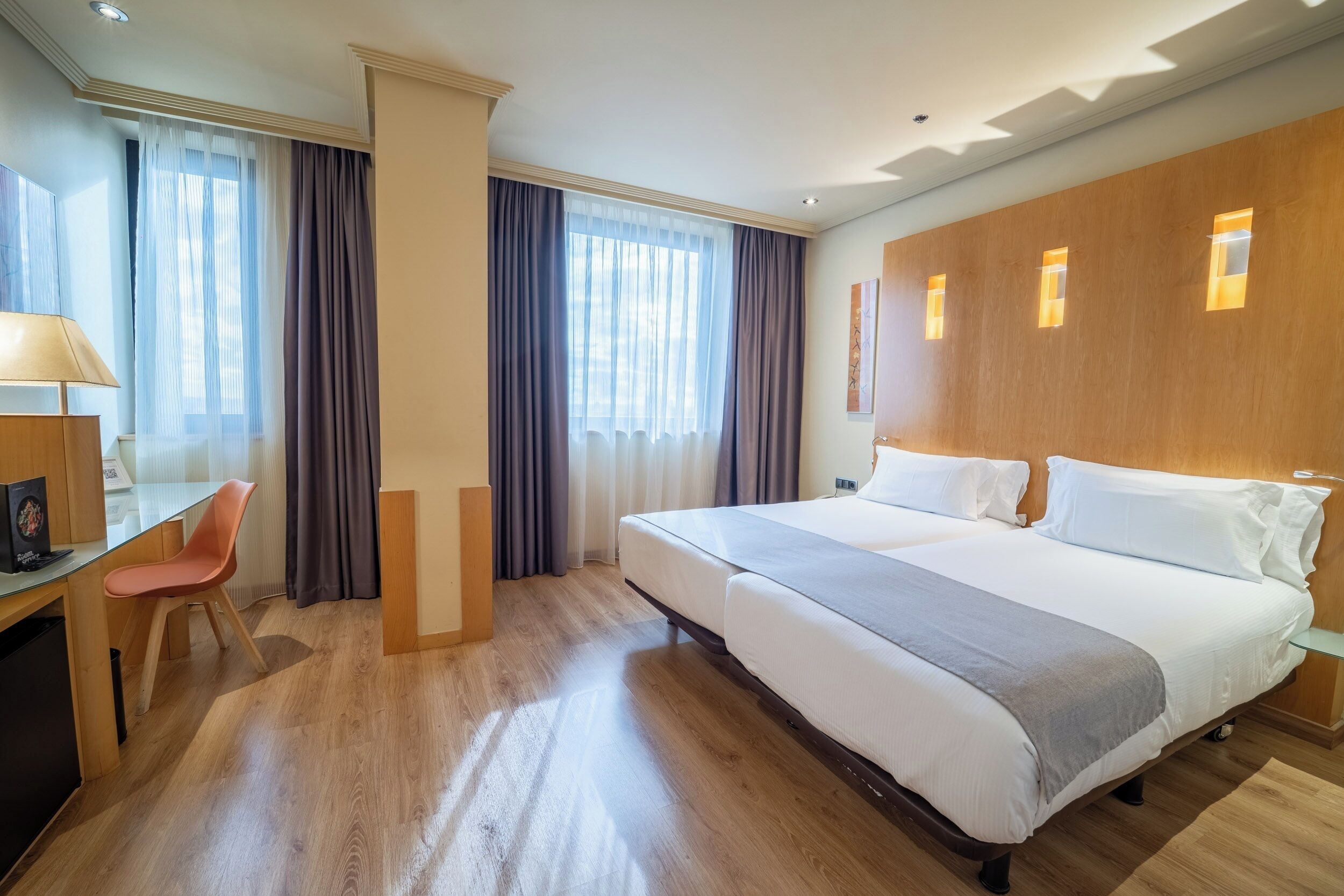 Sengetøy av topp kvalitet, minibar, safe på rommet og skrivebord