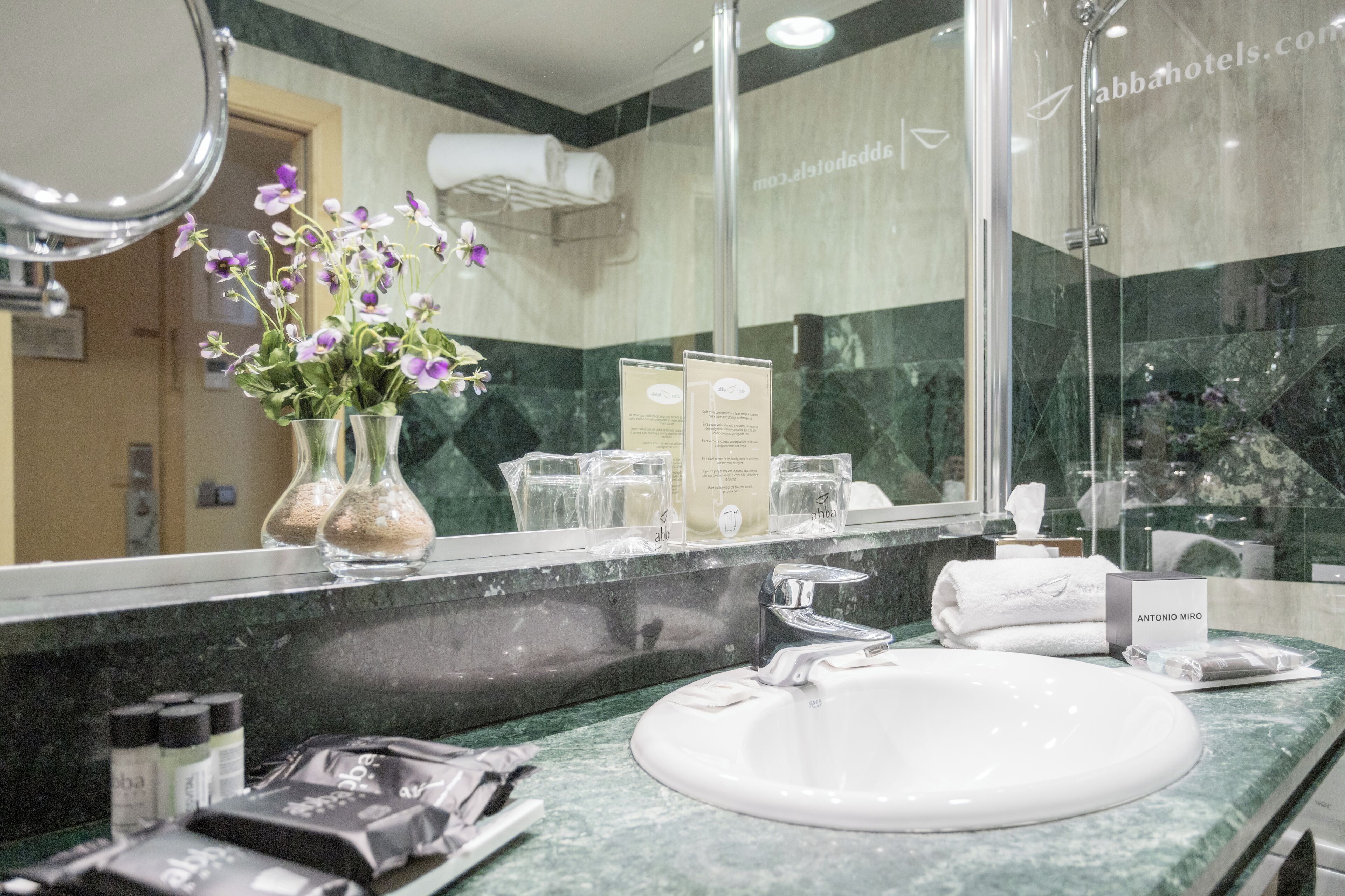 deluxe double room | bathroom | combined shower/bathtub, free toiletries, hair dryer, bidet