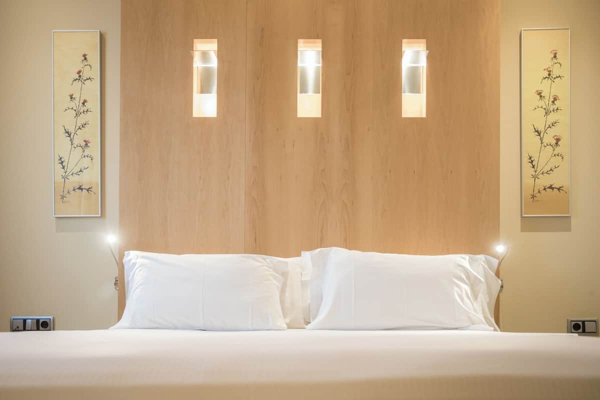 Roba de llit d'alta qualitat, minibar i caixa forta a l'habitació