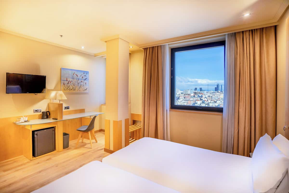 Phòng Premium | Bộ đồ giường cao cấp, minibar, két bảo mật tại phòng, bàn