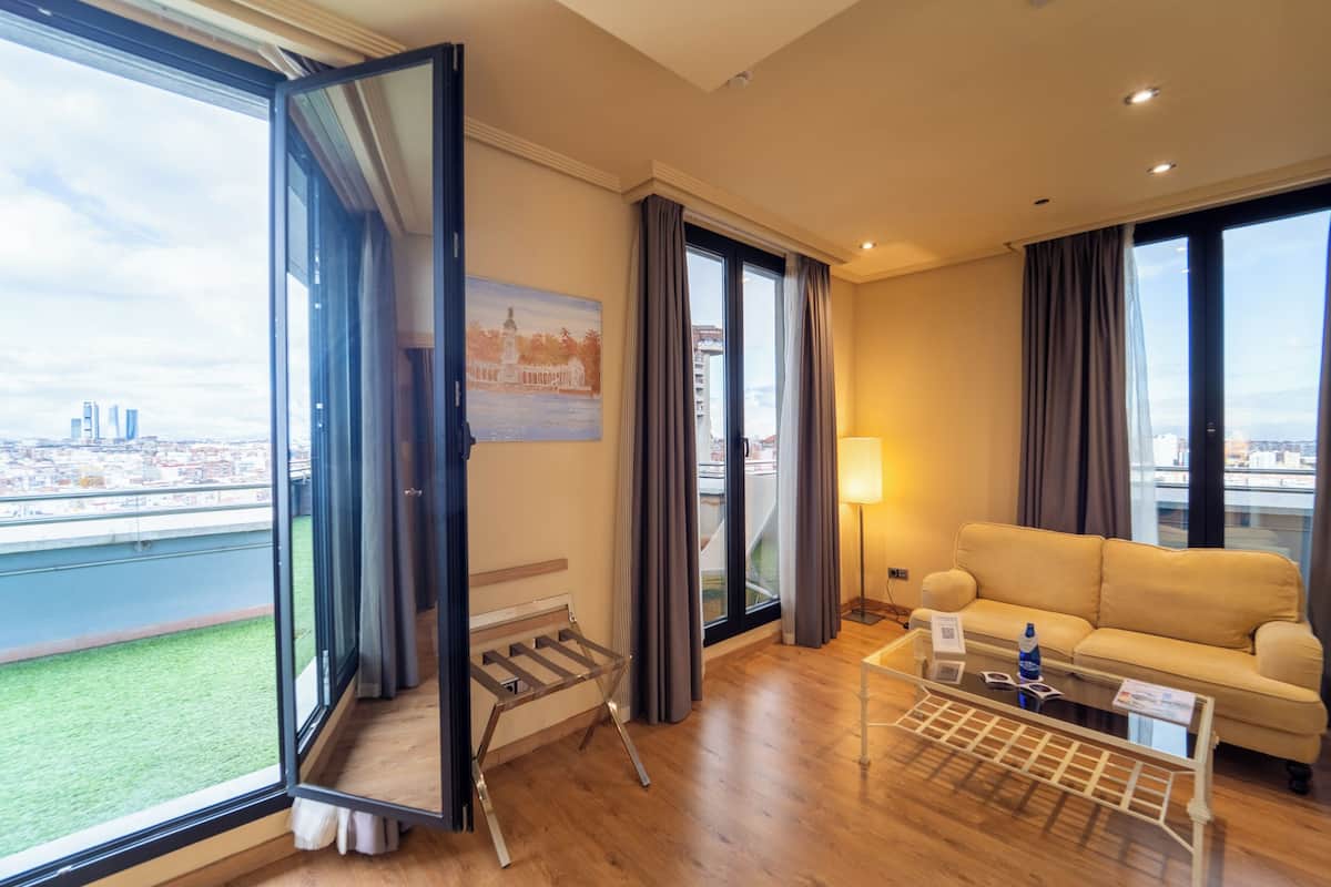 Bộ đồ giường cao cấp, minibar, két bảo mật tại phòng, bàn 
