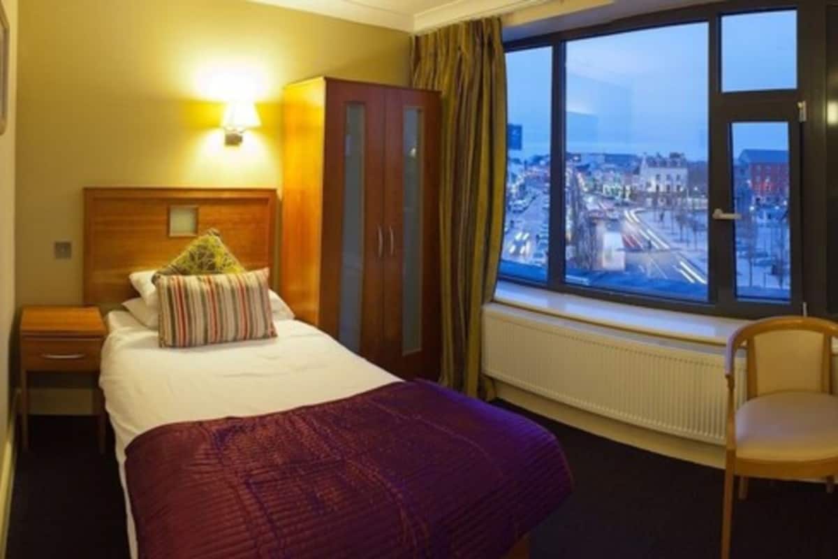 In-room safe, desk, iron/ironing board, free WiFi
