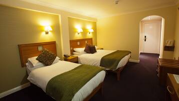 Caja de seguridad en la habitación y escritorio