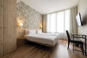 In-room safe, soundproofing, iron/ironing board, free WiFi