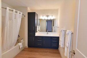 Suite, 3 habitaciones, vistas a la piscina | Baño | Artículos de higiene personal gratuitos, secador de pelo y toallas