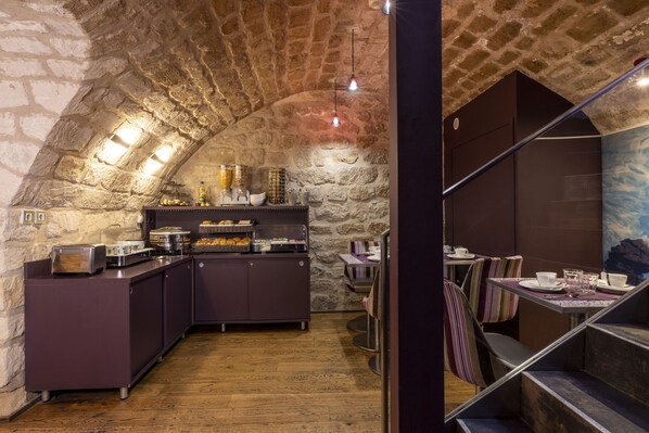 Petit déjeuner buffet (14.00 EUR par personne)
