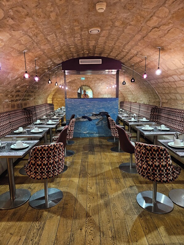 Petit déjeuner buffet (14.00 EUR par personne)