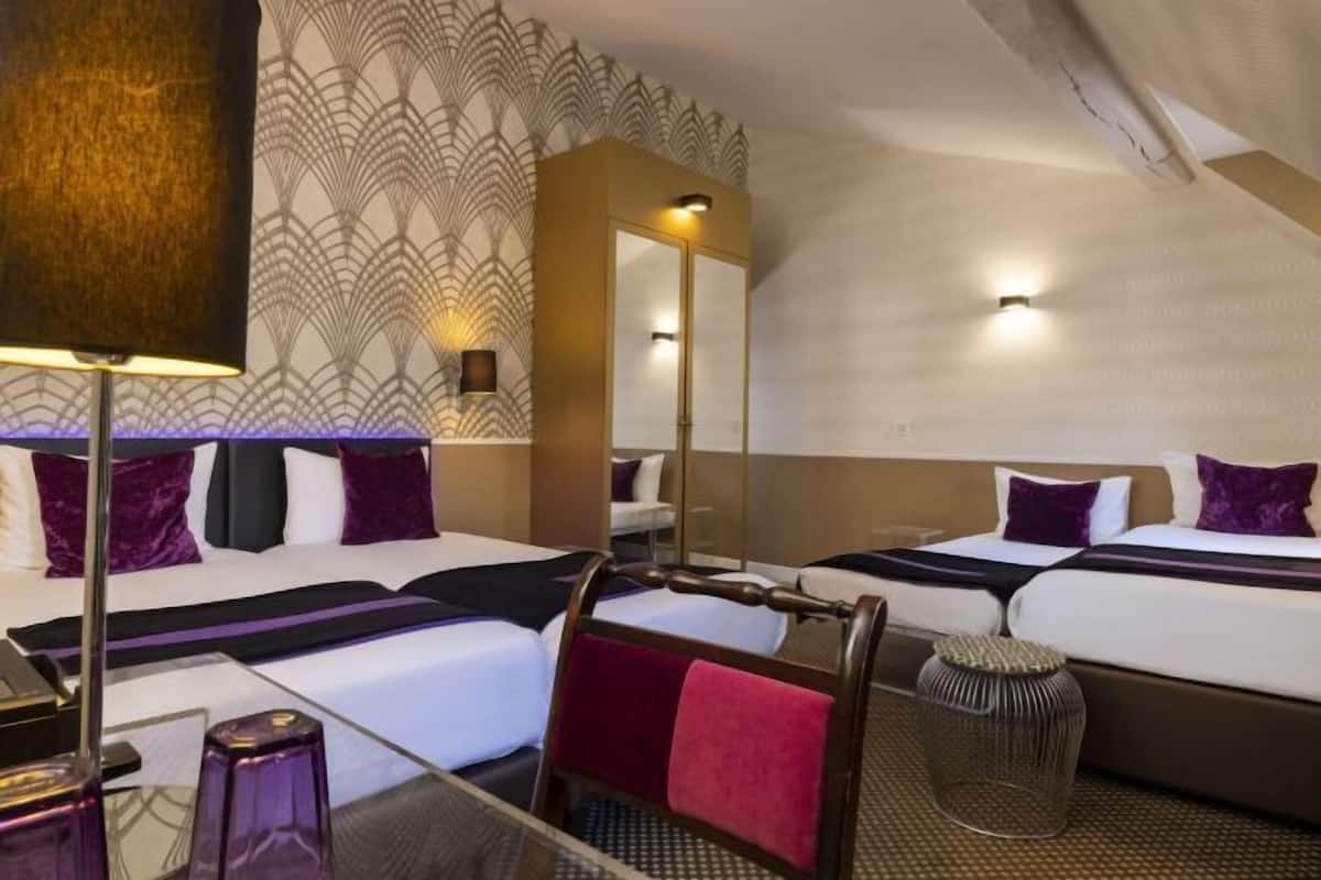 Een kluis op de kamer, een bureau, gratis wifi, beddengoed