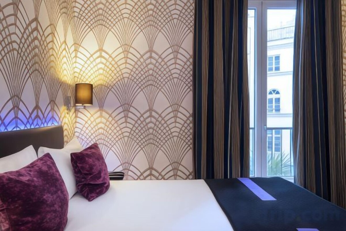 Cofres nos quartos, escrivaninha, Wi-Fi de cortesia, roupa de cama