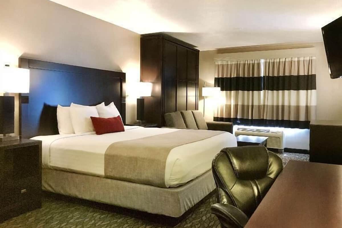 Skrivbord, mörkläggningsgardiner och strykjärn/strykbräda