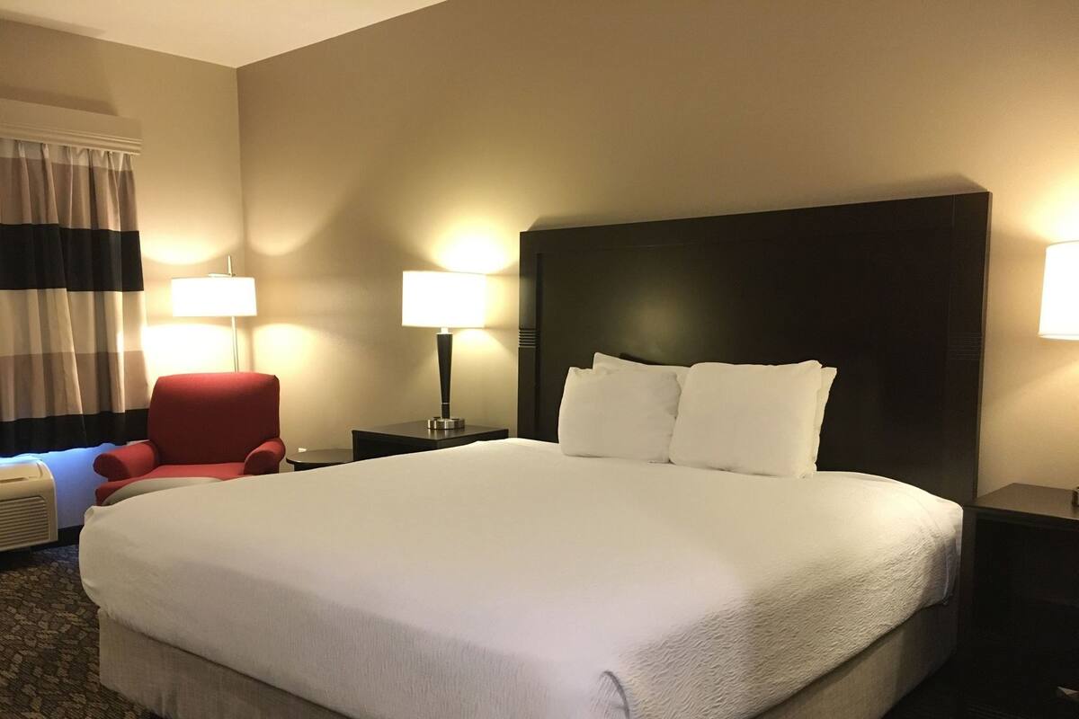 办公桌、遮光窗帘、熨斗/熨衣板、免费婴儿床